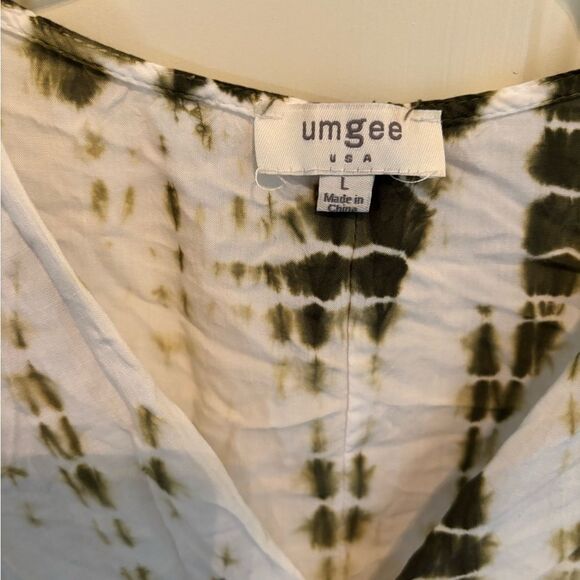 Anthropologie Umgee White and Green Blouse with V-Neck and Tie-Dye Design - Picture 3 of 4